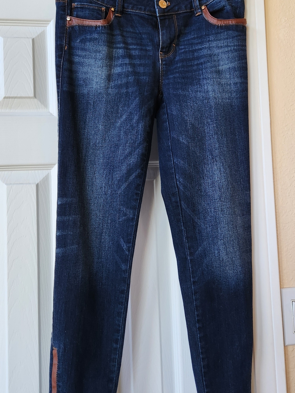 White House Black Market  Blue Skimmer Jeans with Brown Faux Leather Trim, Sz 2